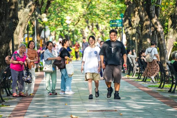 kaiyun体育网页版登录入口 体感可达44℃！一地100个高温预警！本年天气系统出现止境，这几招要记起