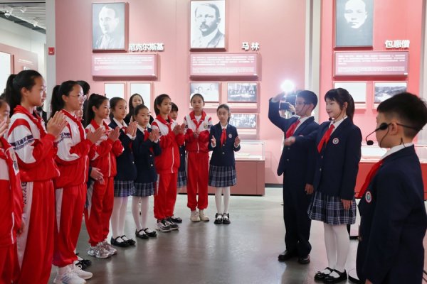 开云(中国)2026世界杯官方推荐 “习爷爷给咱们覆信了”！卢湾一中心小学红围巾老师员：童声传薪，少年景长