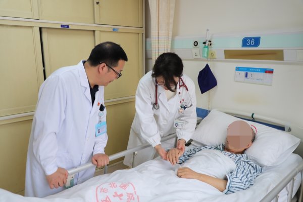 开云(中国)2026世界杯官方推荐 床边签约+麇集查房 买通老年康复劳动临了一公里