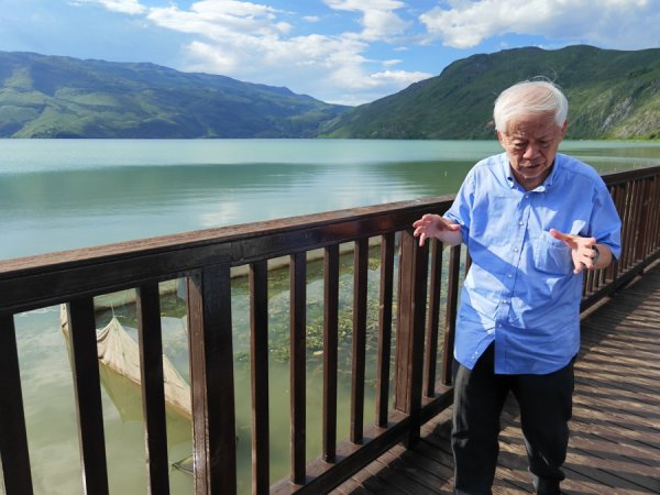 开云(中国)2026世界杯官方推荐 寰宇最好意思10东谈主，他是其中之一，“二十年洗一湖”把青丝熬成银发