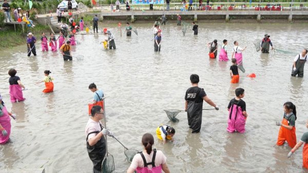 kaiyun体育网页版登录入口 摸鱼、钓虾、吃瓜、赏荷…初夏时节，沪郊“旷野嘉年华”受到亲子家庭追捧
